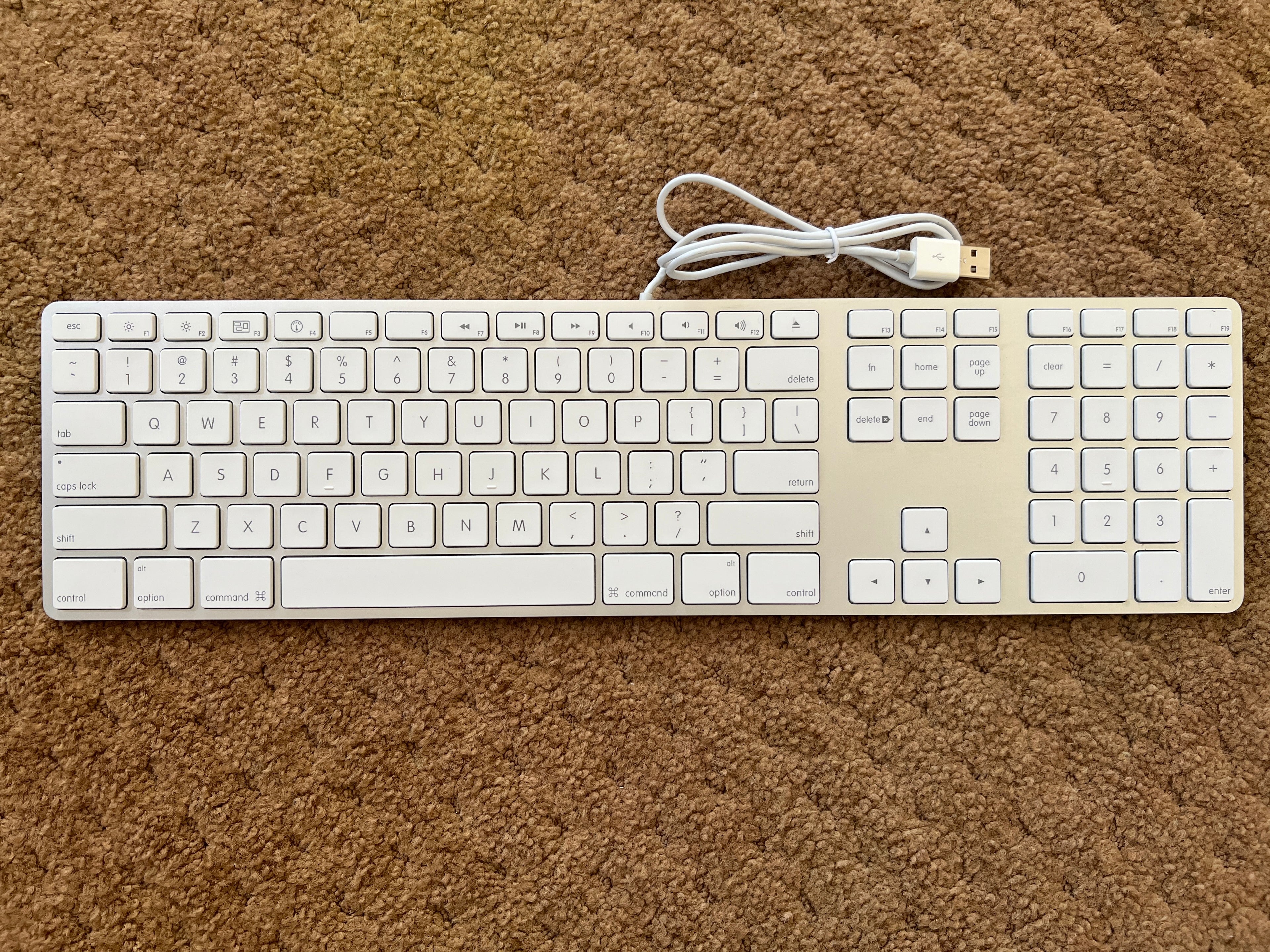 Genuine Apple A1243 Wired Mac Standard USB Keyboard with Numeric Keypad, White, Pre-Owned