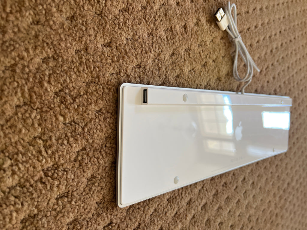 Genuine Apple A1243 Wired Mac Standard USB Keyboard with Numeric Keypad, White, Pre-Owned