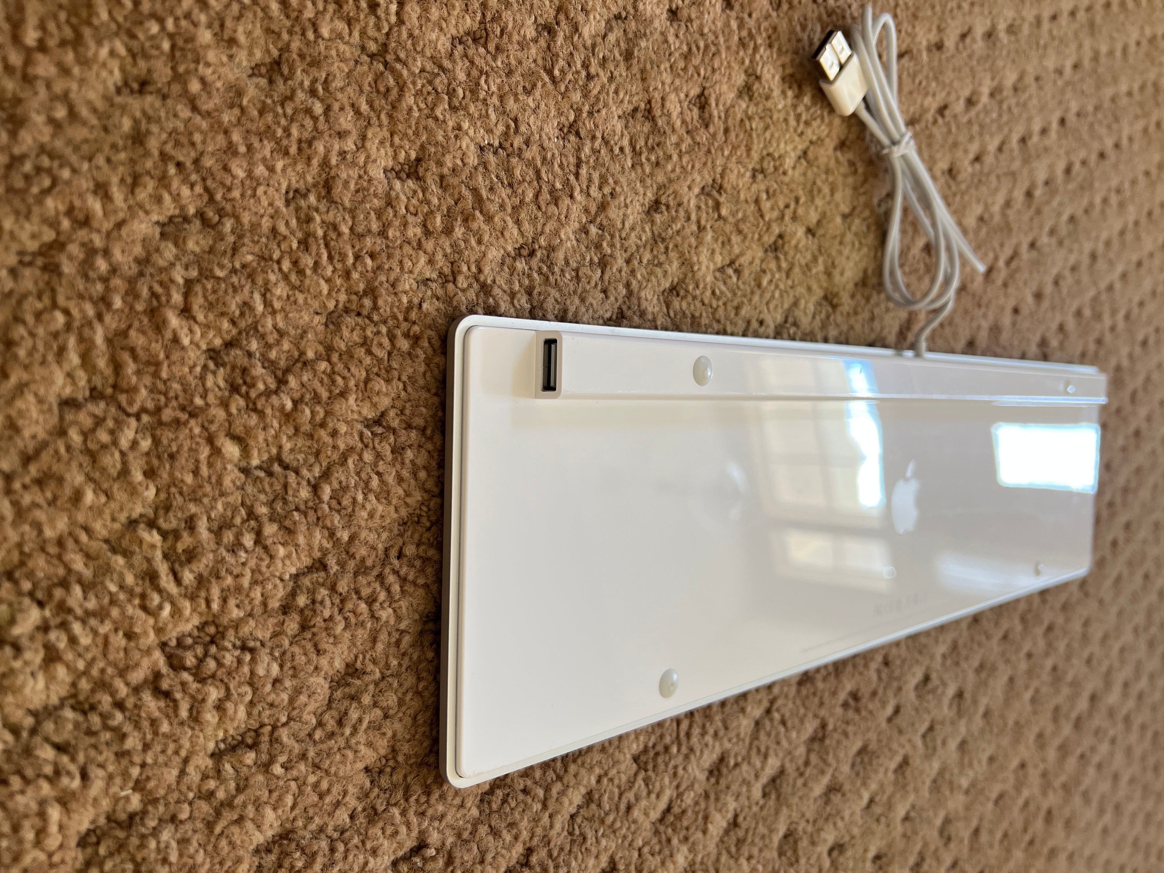 Genuine Apple A1243 Wired Mac Standard USB Keyboard with Numeric Keypad, White, Pre-Owned